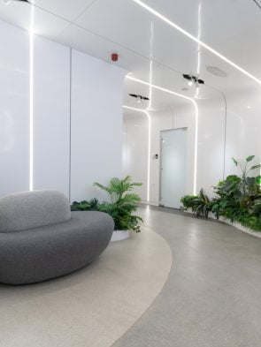 mobilier corian receptie office jardiniere plante (6)